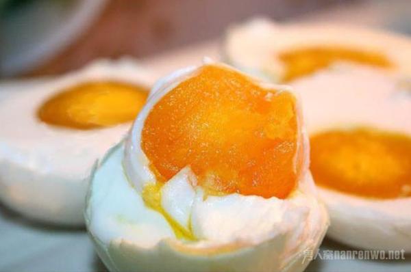 咸鸭蛋的腌制方法 个个流油非常好吃 简单又好学