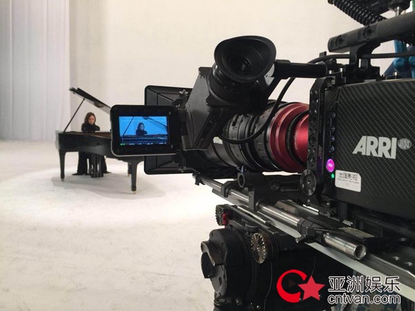 徐若汐新单《从你的世界路过》MV拍摄&nbsp;“靳东”客串