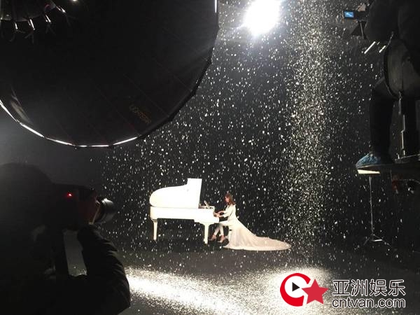 徐若汐新单《从你的世界路过》MV拍摄&nbsp;“靳东”客串