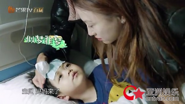 张歆艺沦为医院“护工”自黑偶像包袱没了