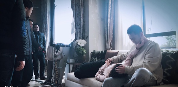 崔忠华MV拍摄花絮照公开 阳光暖男目光深情惹人心动