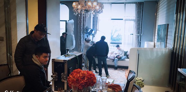 崔忠华MV拍摄花絮照公开 阳光暖男目光深情惹人心动