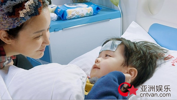 萌仔肯尼生病张歆艺彻夜守护 亲妈回应很感动