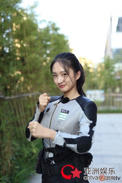 《Shanghai&nbsp;Was&nbsp;Lit》有中西融合，更有蔡诗芸Dizzy&nbsp;Dizzo的独立姿态