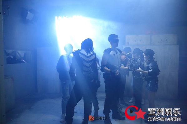 《Shanghai&nbsp;Was&nbsp;Lit》有中西融合，更有蔡诗芸Dizzy&nbsp;Dizzo的独立姿态