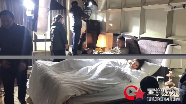 崔忠华MV拍摄花絮照公开 阳光暖男目光深情惹人心动