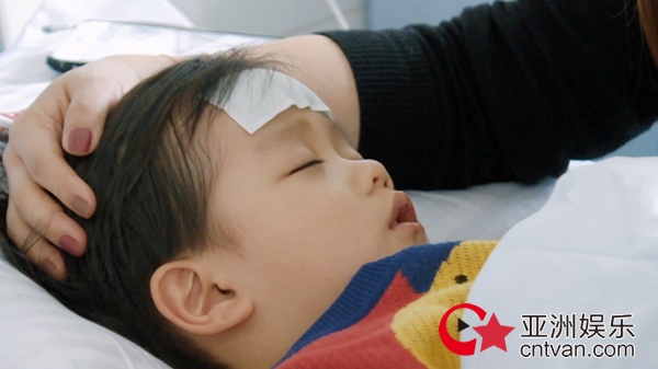 萌仔肯尼生病张歆艺彻夜守护 亲妈回应很感动