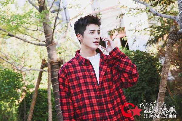 《我站在桥上看风景》今日开播 姜潮李溪芮高甜撒糖