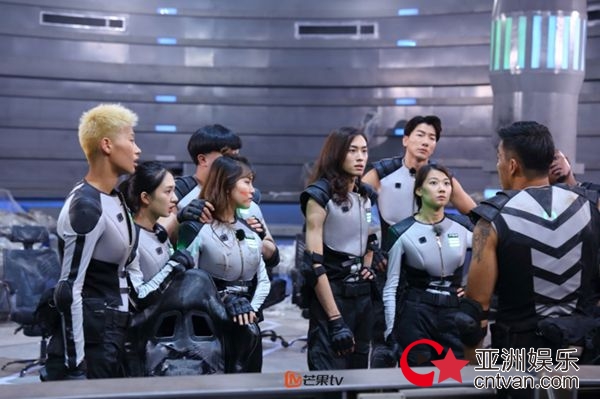 《Shanghai&nbsp;Was&nbsp;Lit》有中西融合，更有蔡诗芸Dizzy&nbsp;Dizzo的独立姿态