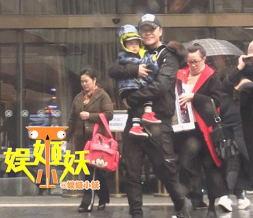 陈思诚抱孩子现身逛商场&nbsp;难道是要借儿子生日强行洗白？