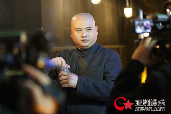 贾冰版“老友记”感动全场&nbsp;《欢乐喜剧人》歌颂战友情