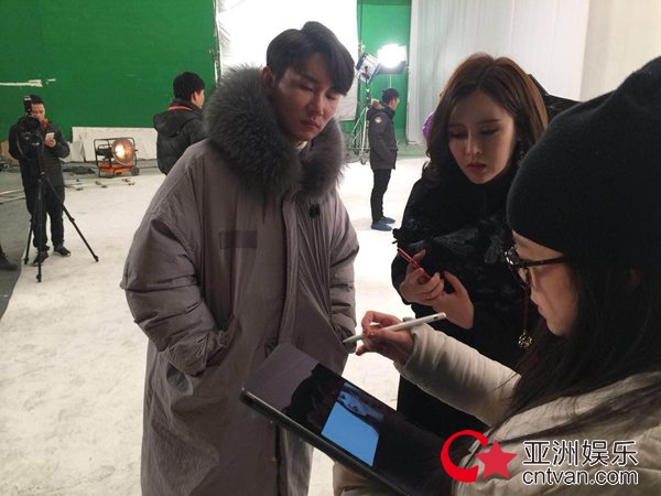 徐若汐新单《从你的世界路过》MV拍摄&nbsp;“靳东”客串