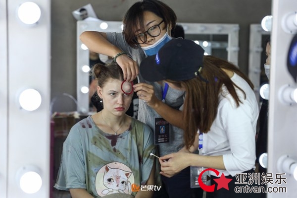 《Shanghai&nbsp;Was&nbsp;Lit》有中西融合，更有蔡诗芸Dizzy&nbsp;Dizzo的独立姿态