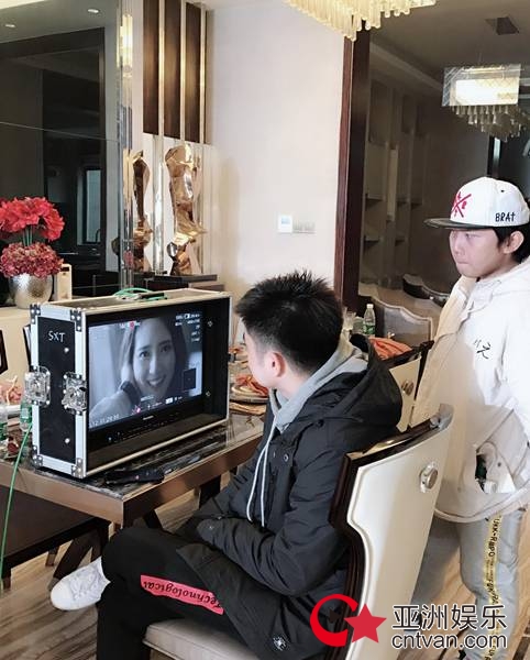 崔忠华MV拍摄花絮照公开 阳光暖男目光深情惹人心动