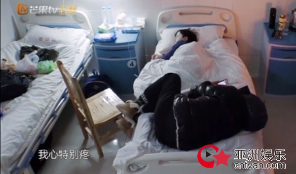 张歆艺沦为医院“护工”自黑偶像包袱没了