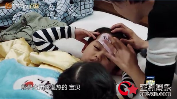 张歆艺沦为医院“护工”自黑偶像包袱没了