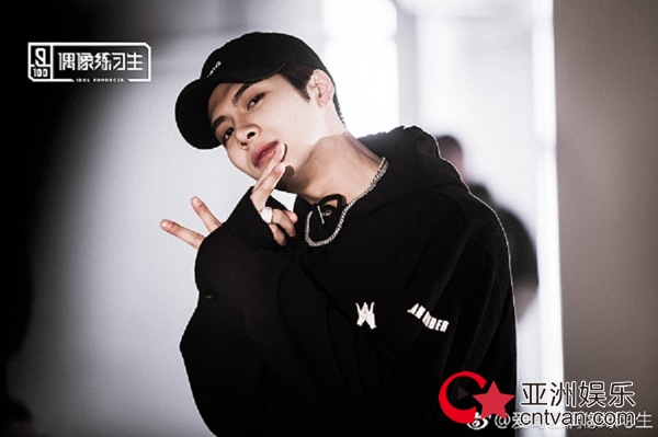 王嘉尔《偶像练习生》变身细节控 强调服装与曲风要搭配