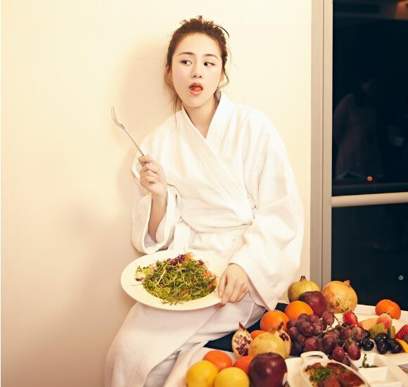 安悦溪曝别样写真 “蔬菜水果大战”趣味满分