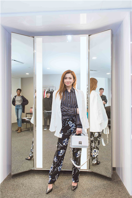 Selina任家萱亮相纽约时装周 白色西装帅气满分