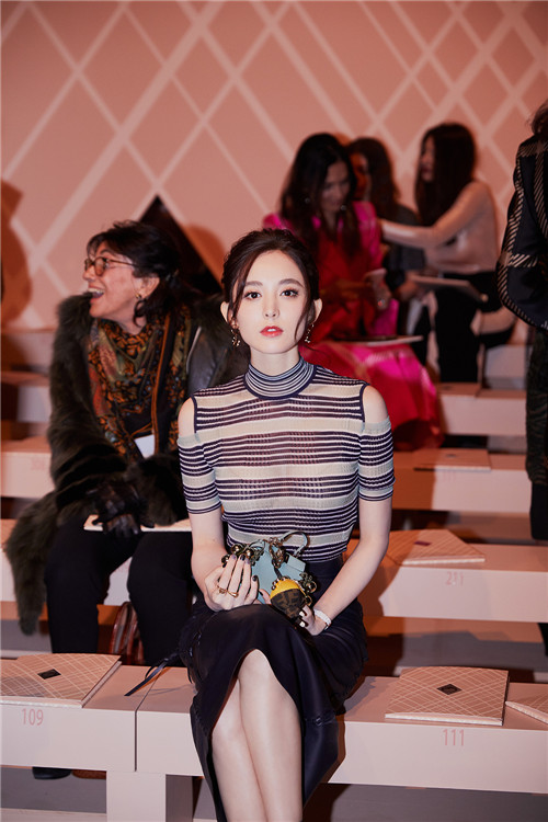 娜扎优雅亮相米兰时装周 修身造型展现靓丽好身材