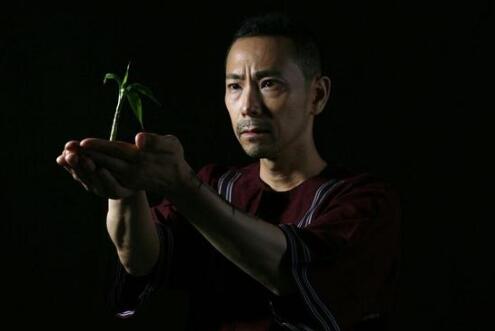 电视剧《台湾往事》热播 松村利吉扮演者涩谷天马站在林家的倒影里