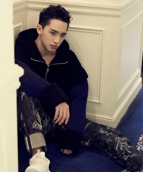 许魏洲写真曝光   侧脸完美上演“眼神杀”