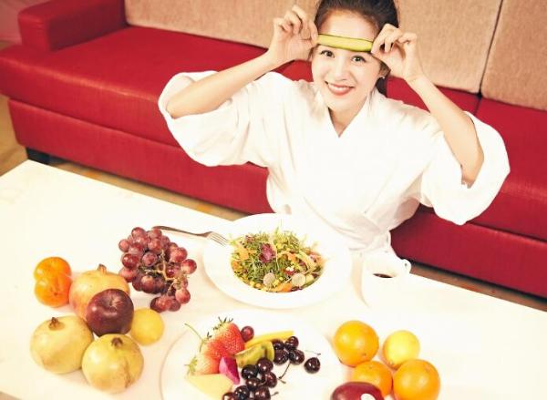 安悦溪曝别样写真 “蔬菜水果大战”趣味满分