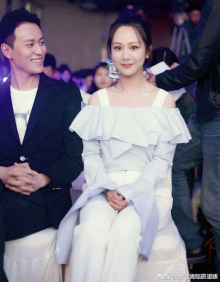 杨紫秦俊杰国外甜蜜度假 一个小动作被赞暖心