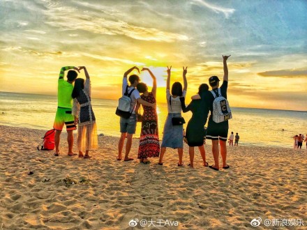 杨紫秦俊杰国外甜蜜度假 一个小动作被赞暖心