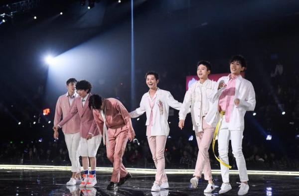 蓝博小年夜劲歌热舞嗨翻天 青春无敌治愈满分