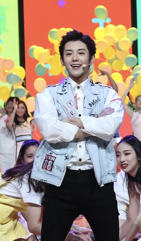 蓝博小年夜劲歌热舞嗨翻天 青春无敌治愈满分