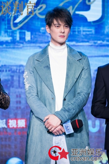 《谈判官》开播 杨幂黄子韬爆梗频出 “怼宠”CP现场甜蜜比心