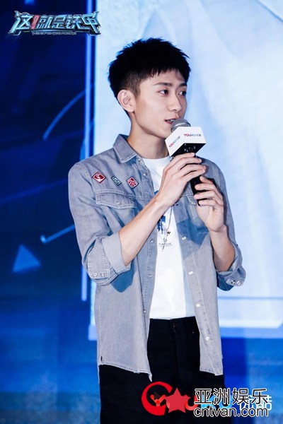 《这！就是铁甲》郑爽吴尊张一山集结 郑爽带伤助威