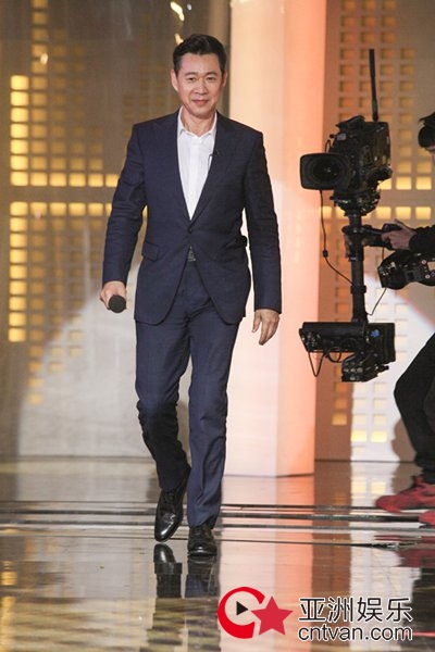 张丰毅《声临其境》后台打点滴 真硬汉变声“司马懿”震慑全场