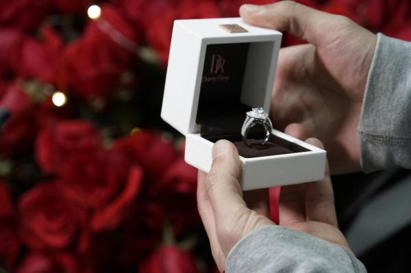 务实理工暖男为孕妻送DR钻戒鸽子蛋，原因令人感动