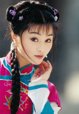 范冰冰青涩旧照五官精致 除了轻微的婴儿肥范冰冰才真正从小美到大