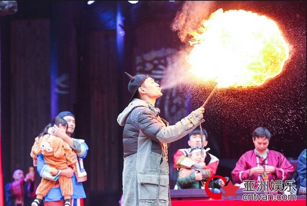 《萌仔萌萌宅》袁弘”亲爸式“带娃 为鼓励萌娃执意挑战喷火