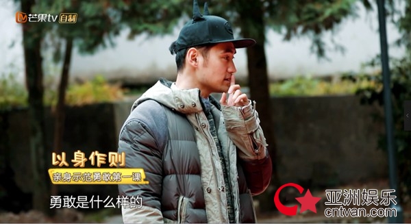 《萌仔萌萌宅》袁弘”亲爸式“带娃 为鼓励萌娃执意挑战喷火