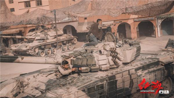 《红海行动》燃爆春节档 主战坦克上演沙海狂飙