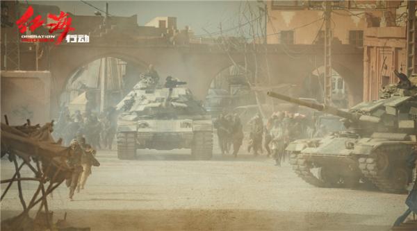 《红海行动》燃爆春节档 主战坦克上演沙海狂飙
