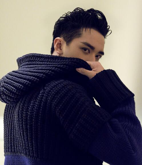 许魏洲写真曝光   侧脸完美上演“眼神杀”