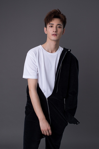 《凤囚凰》何奉天儒雅登场 与白鹿上演宿命般初遇