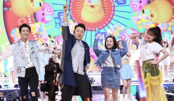 蓝博小年夜劲歌热舞嗨翻天 青春无敌治愈满分