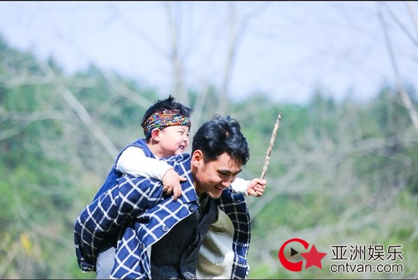 《萌仔萌萌宅》袁弘”亲爸式“带娃 为鼓励萌娃执意挑战喷火