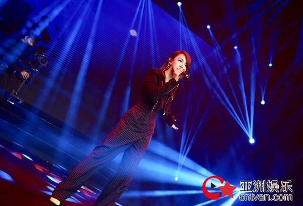 “态度女声”陈梓童出席“流行音乐年度盛典” 斩获”年度最佳新人”大奖