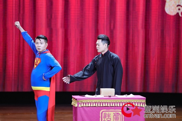 《欢乐喜剧人》贾冰劲敌来袭 卢鑫玉浩强势踢馆