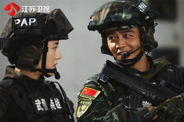 《利刃出击》开播杨烁演卧底 开场就有“生命危险”