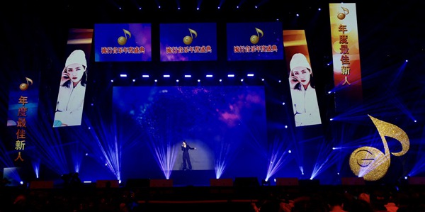 “态度女声”陈梓童出席“流行音乐年度盛典” 斩获”年度最佳新人”大奖