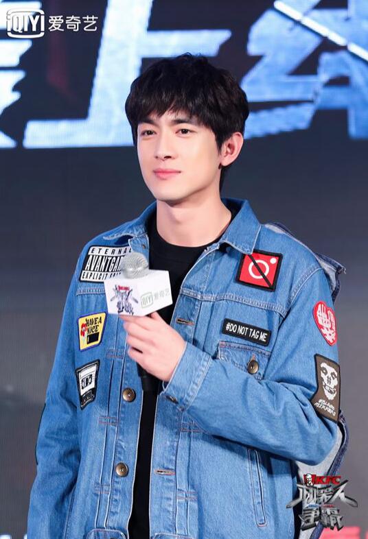 李晨自曝陪冰冰回青岛过年 Angelababy化身女战神