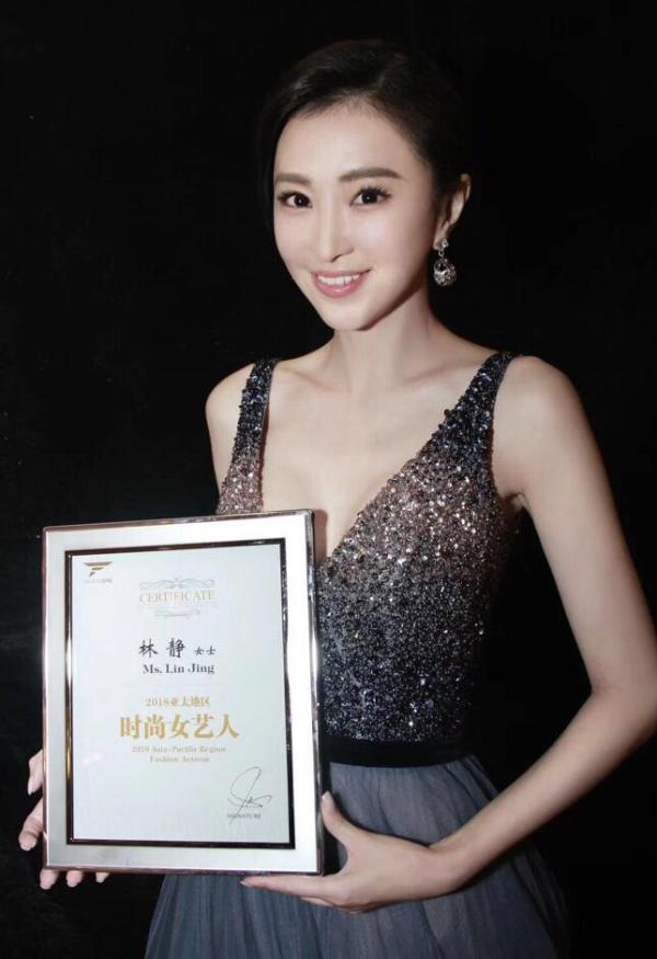 2018Fashion World时尚盛典星光璀璨 刘晓庆获“终身成就奖”